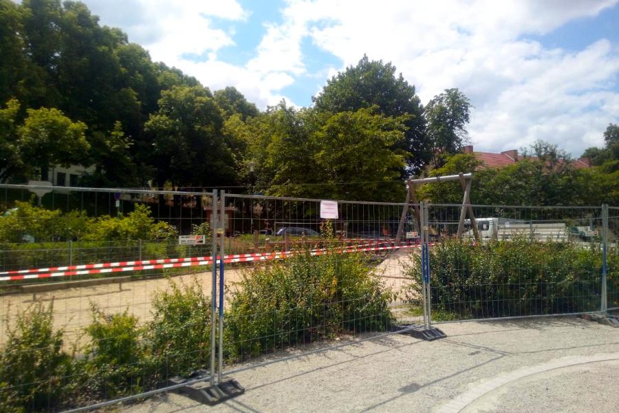 Ein Spielplatz mit Bauzäunen abgesperrt