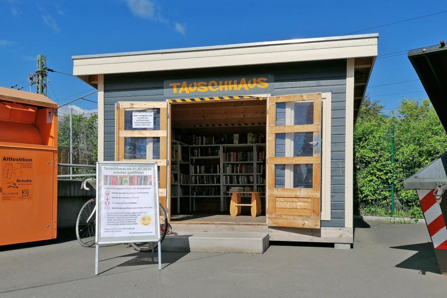 Ein kleines Haus mit Büchern