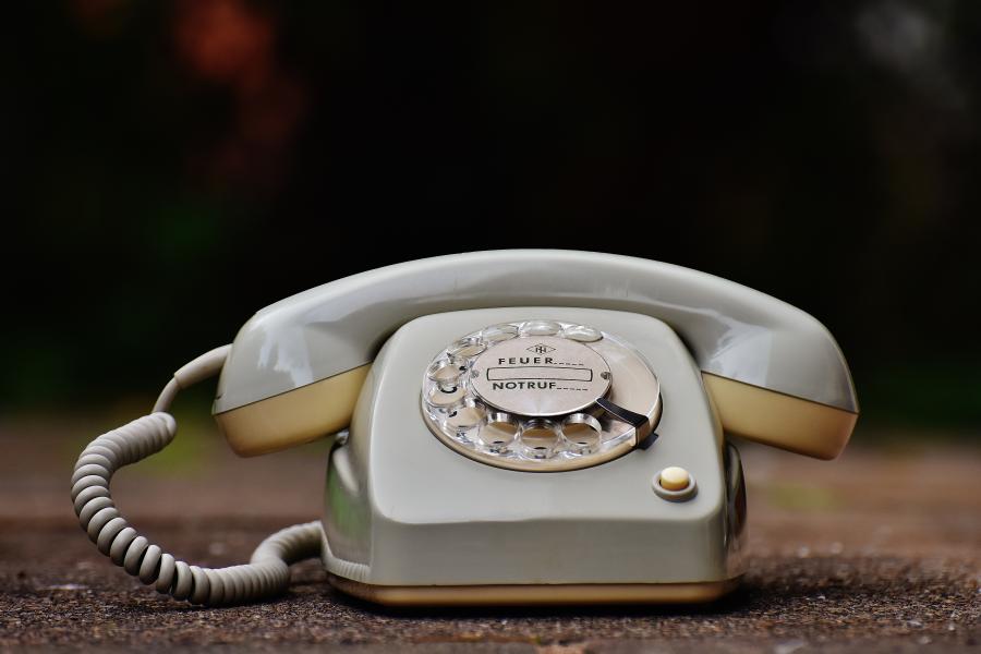 Ein Telefon mit Wählscheibe