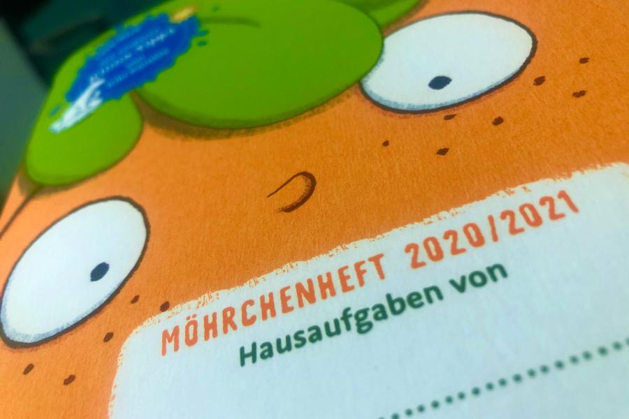 Eine gezeichnete Möhre mit dem Titel Hausaufgabenheft