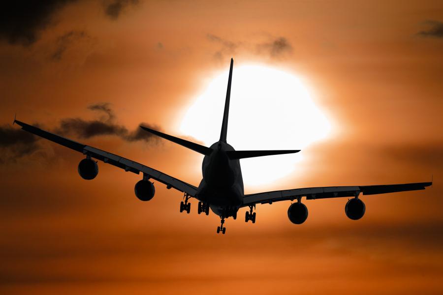 Ein Flugzeug vor der untergehenden Sonne