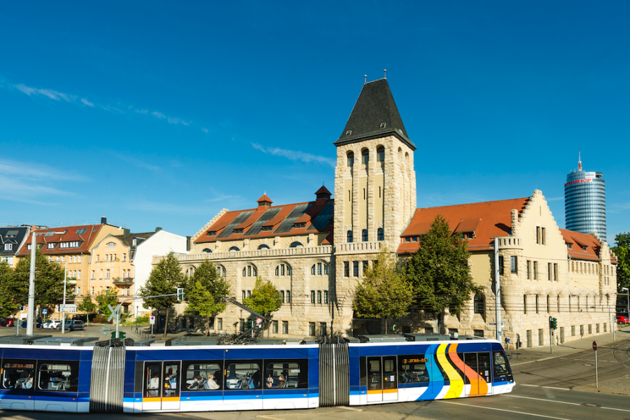 Eine Straßenbahn vor einem Gebäude