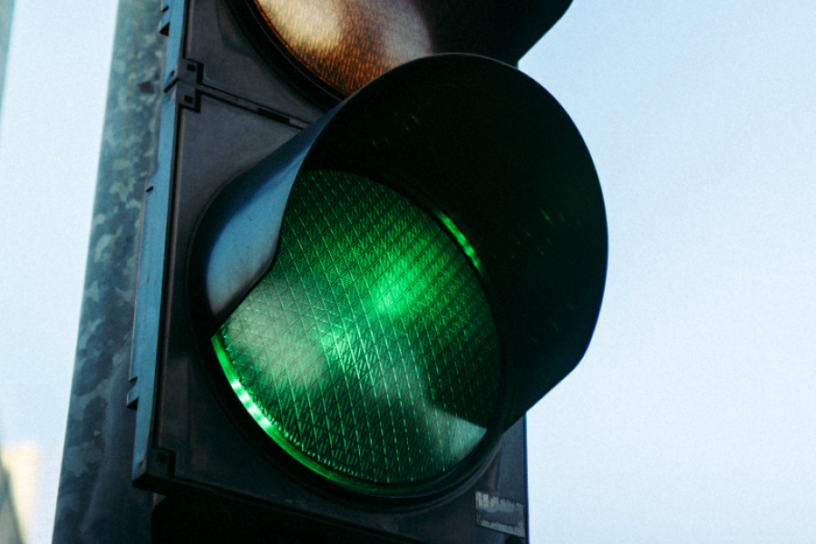 Eine Ampel steht auf grün