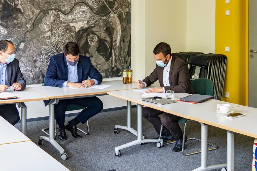 Vier Menschen um einen Tisch