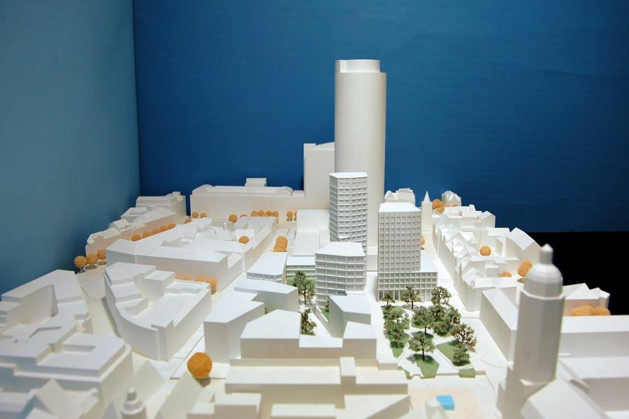 Ein Modell einer Innenstadt mit drei Hochhäusern und dem Jentower