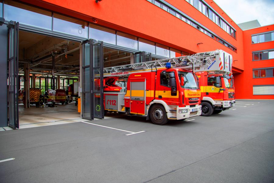 Zwei Feuerwehrwagen vor einer Garage