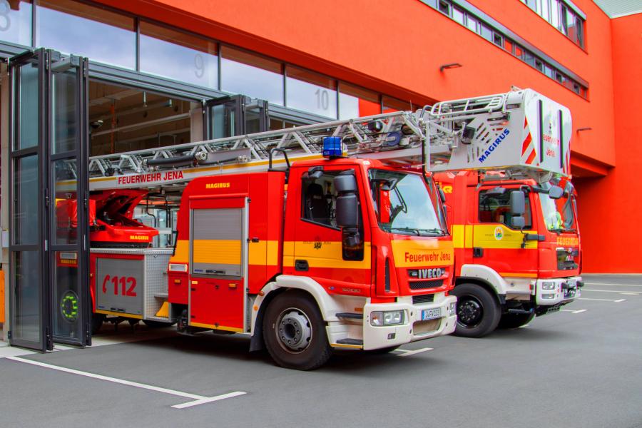 Zwei Einsatzwagen der Feuerwehr Jena
