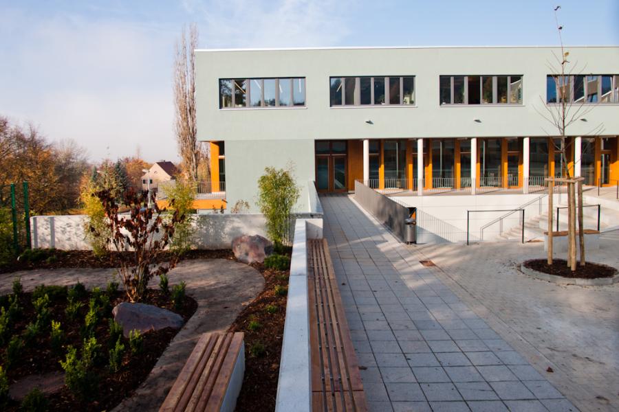 Ein Schulgebäude mit einer Ruhezone