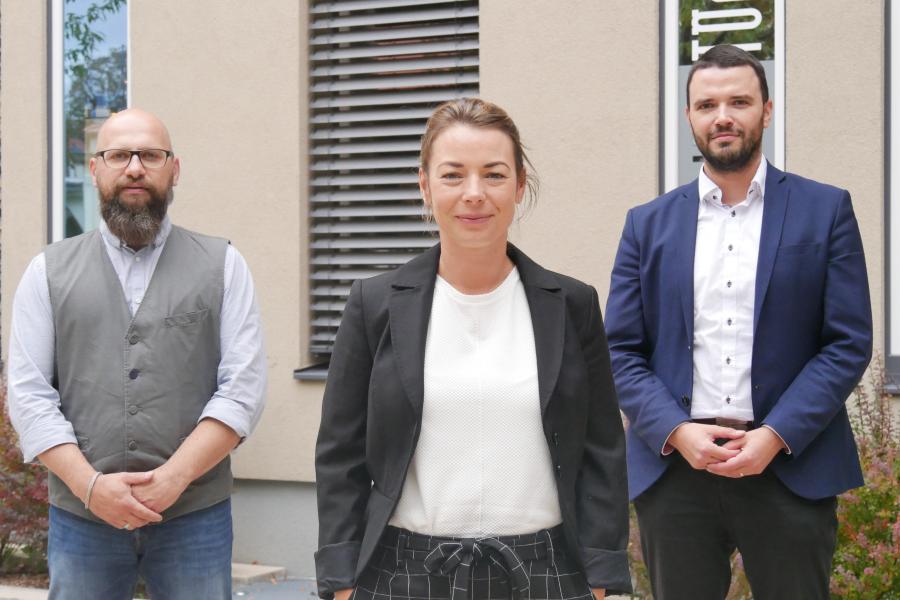 Drei Menschen schien in die Kamera