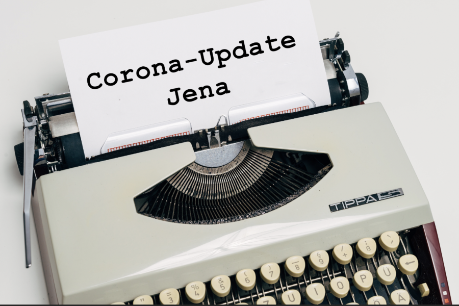 Eine Schreibmaschine mit der Aufschrift Corona-Update Jena