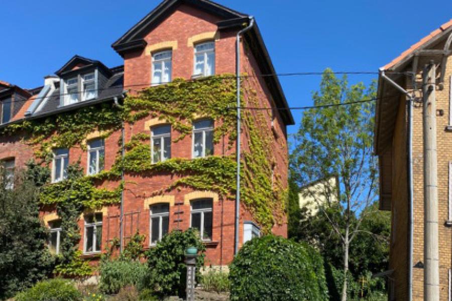 Ein Haus mit begrünter Fassade
