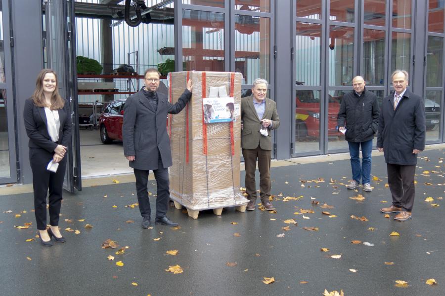 5 Personen und eine Palette mit verpackter Ware