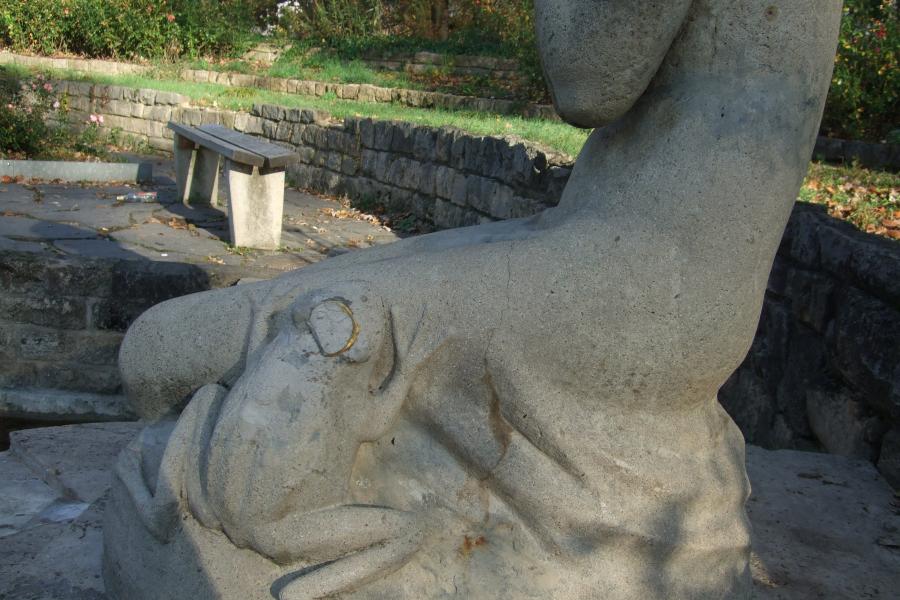 Ein Denkmal mit einem Frosch, dem die Krone fehlt