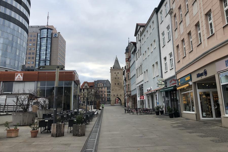 Eine leer Straße in der Innenstadt 
