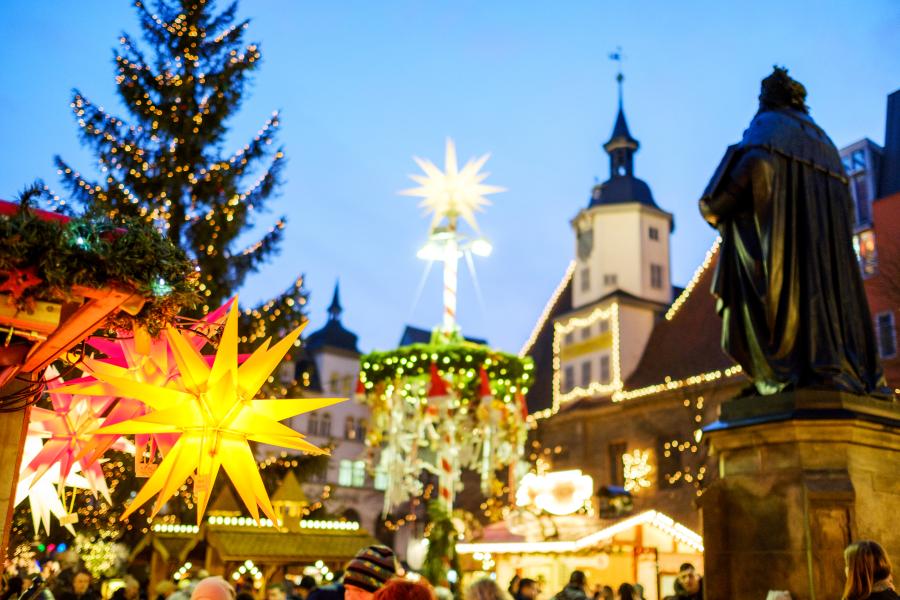 Der Jenaer Weihnachtsmarkt mit festlichen Weihnachtsschmuck