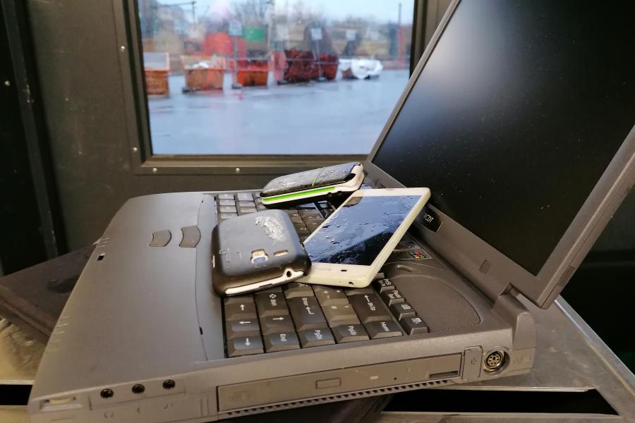 Ein alter Laptop und zwei zerkratzte Handys