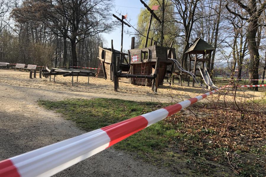 Ein leerer Kinderspielplatz mit Absperrband 