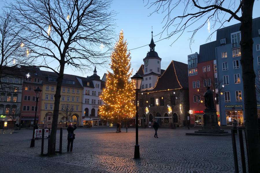 Ein Weihnachtsbaum auf einem Stadtplatz 