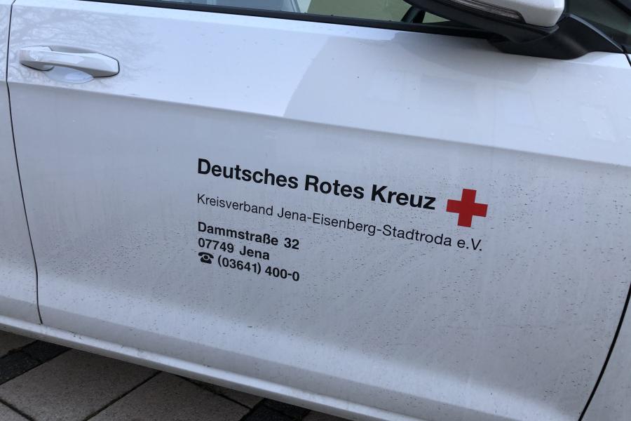 Eine Autotür mit der Aufschrift Deutsches Rotes Kreuz
