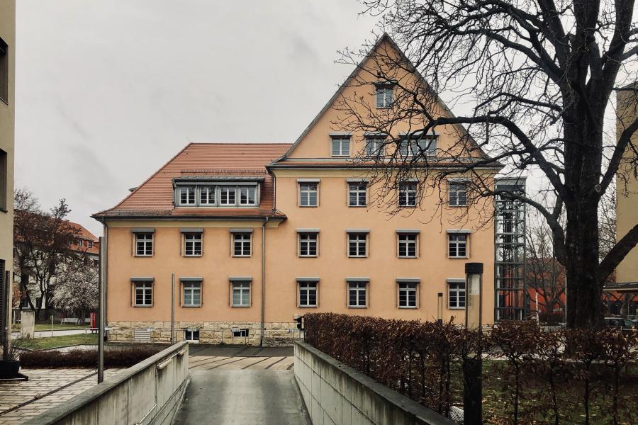 Ein Haus mit einem Baum ohne Laub