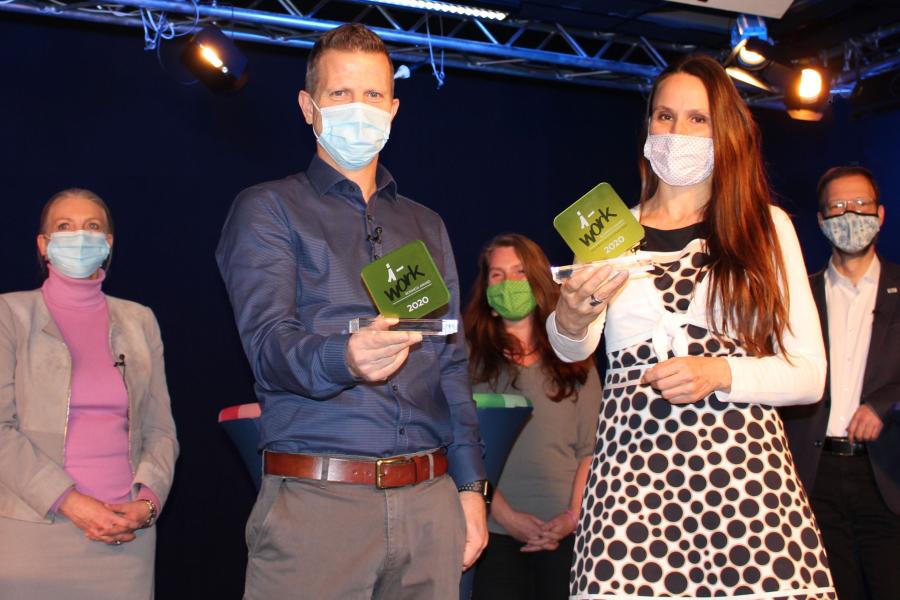 Viermenschen in einem Studio, alle tragen Maske und halten Abstand.