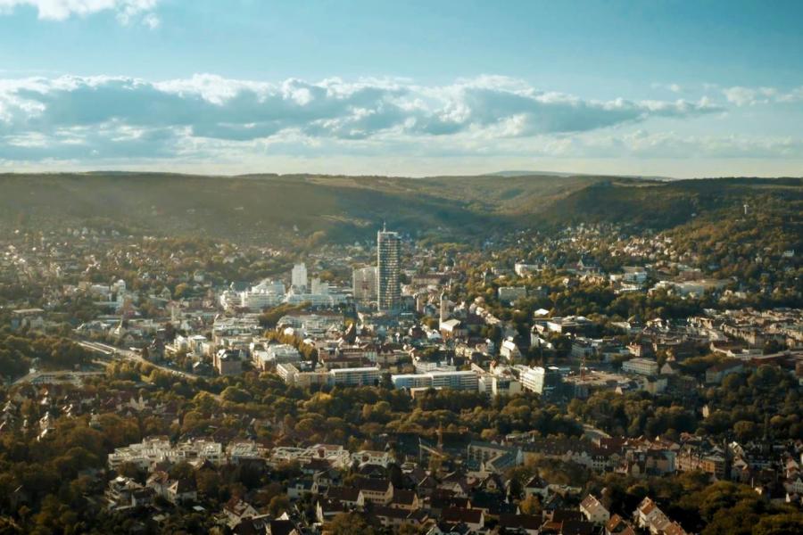 Eine Stadt im Tal umgeben von Bergen