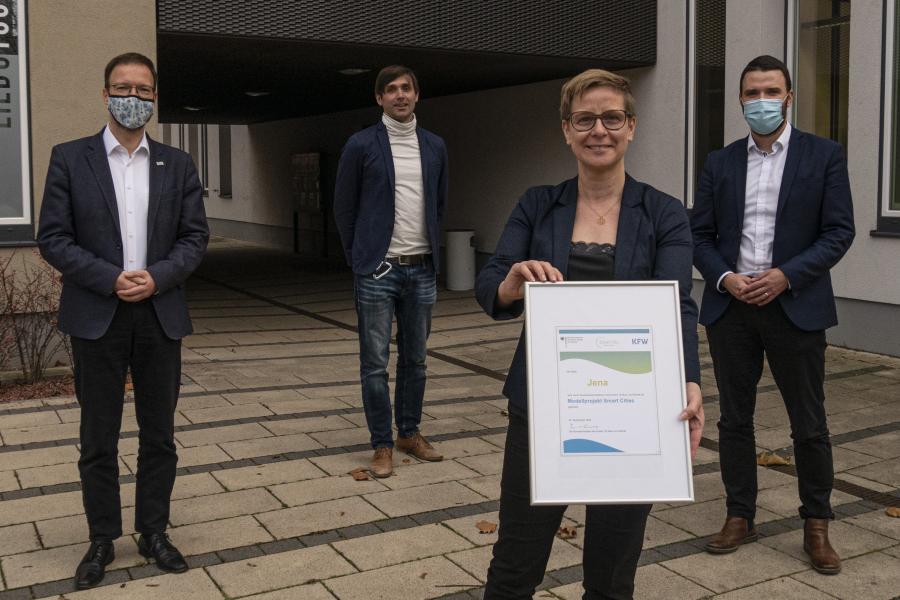 Vier Menschen schauen in die Kamera
