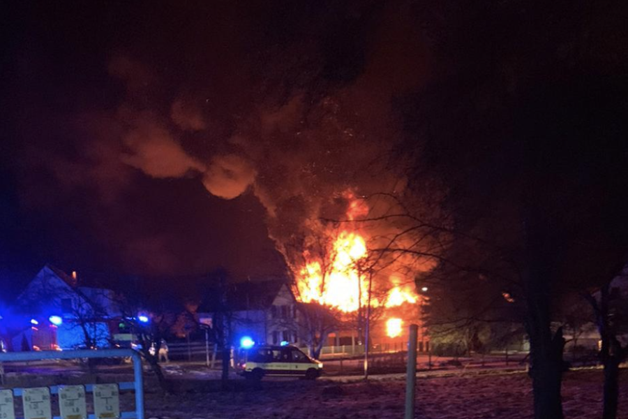 Ein hohe Stichflamme in der Nacht