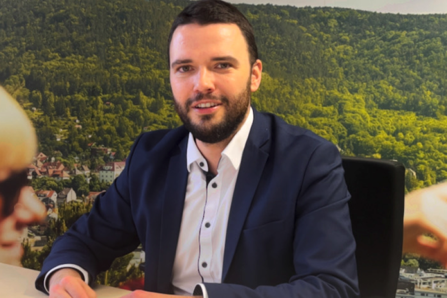 Ein Mann vor einem Jenabild