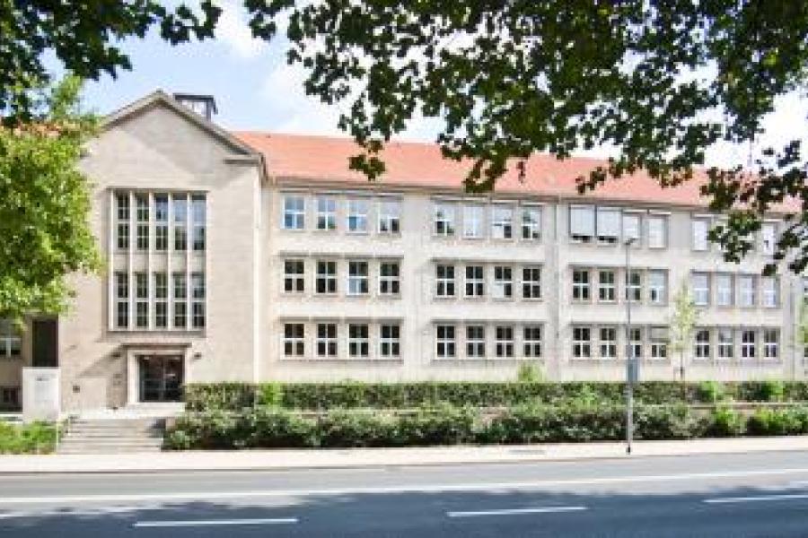 Dienstgebäude Am Anger 26 mit Grünfläche und Bäumen
