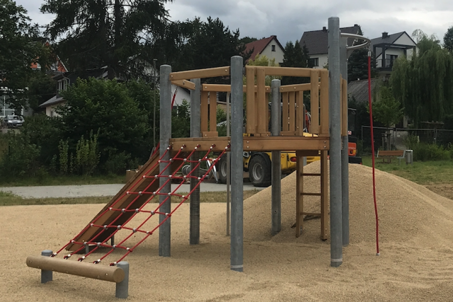 Ein Spielgerät auf einem Platz