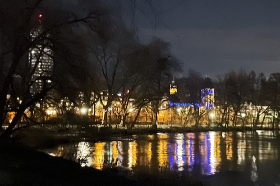 Eine Stadt spiegelt sich in einem Fluss