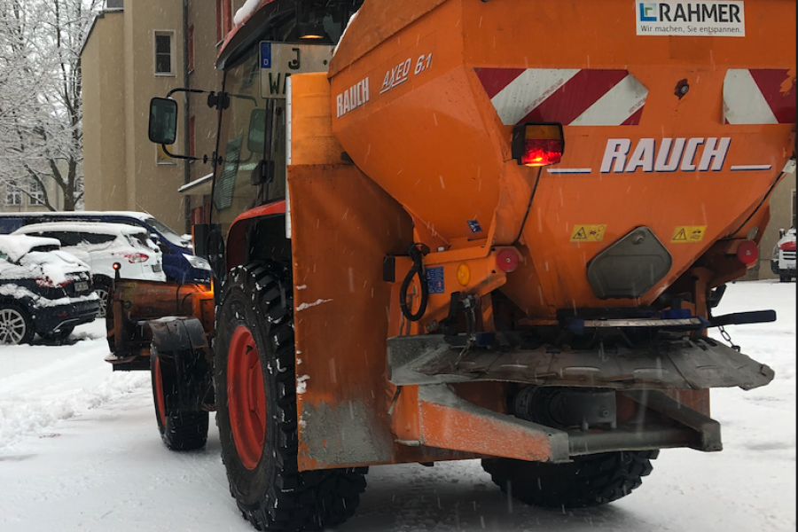 Ein Fahrzeug verstreut Salz