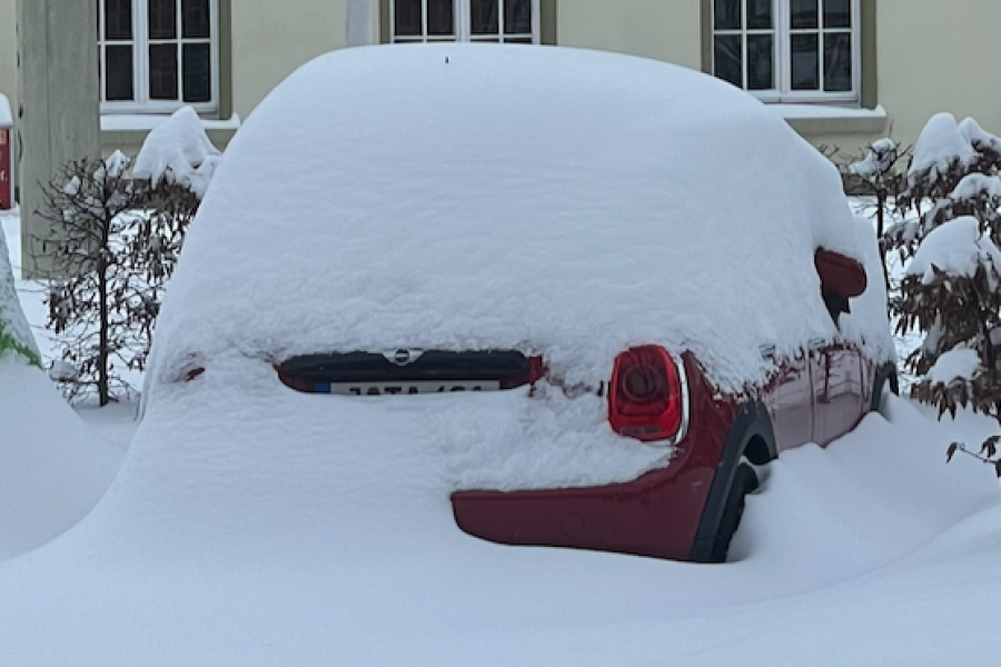 Ein eingeschneites Auto