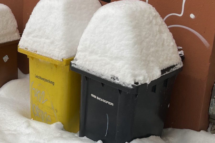Müllbehälter im Schnee