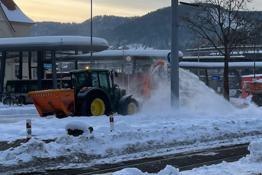 Eine Schneefräse im Einsatz, Viel Schnee im der Luft