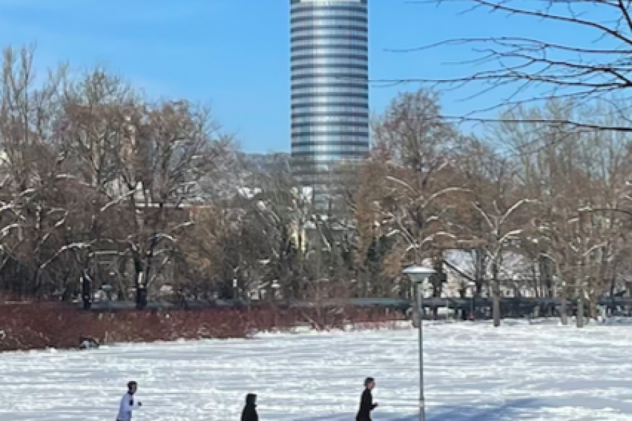 Drei Menschen vor einer Schneelandschaft 