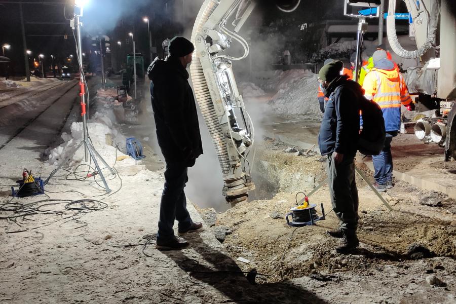 Zwei Menschen vor einer Baustelle
