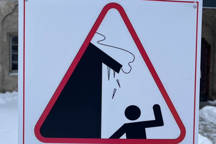 Eine symbolische Warnung vor Dachlawinen und Eiszapfen