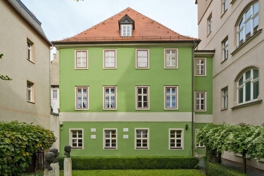 Ein Haus, davor eine Wiese