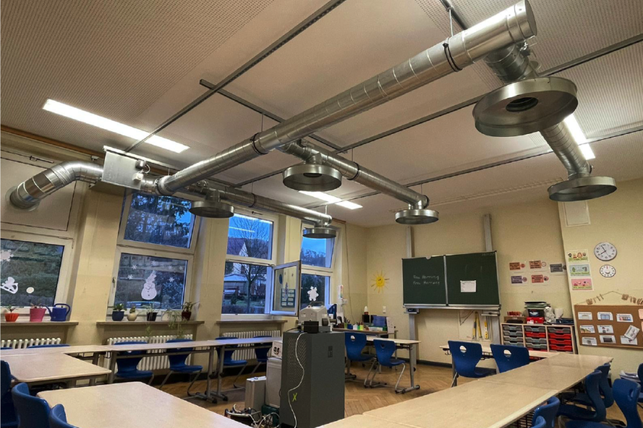 Ein Klassenraum mir diversen Röhren an der Decke