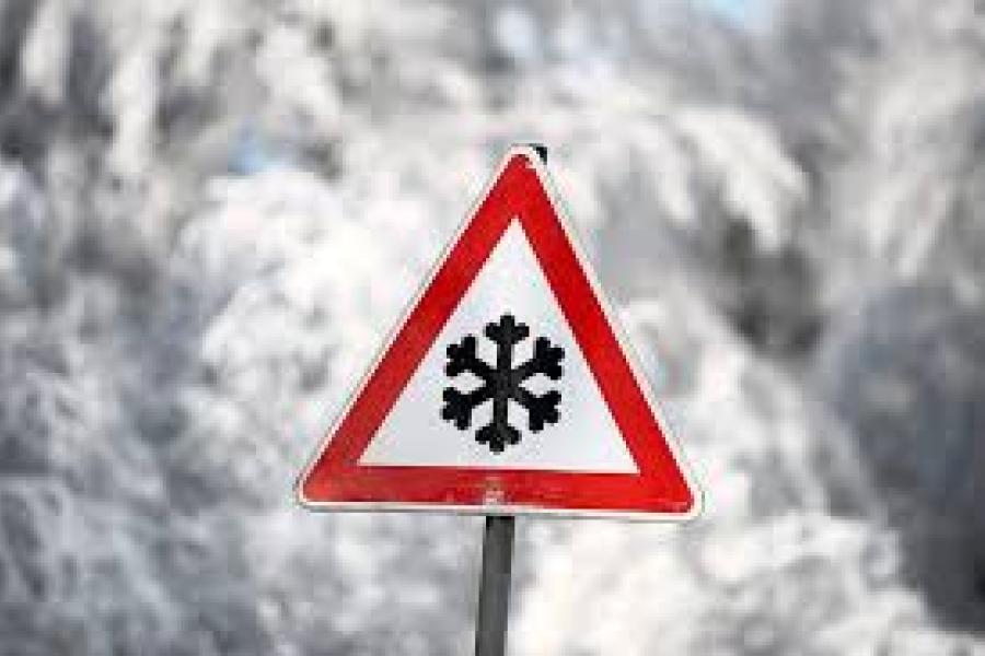 Straßenschild warnt vor Glätte und Schnee