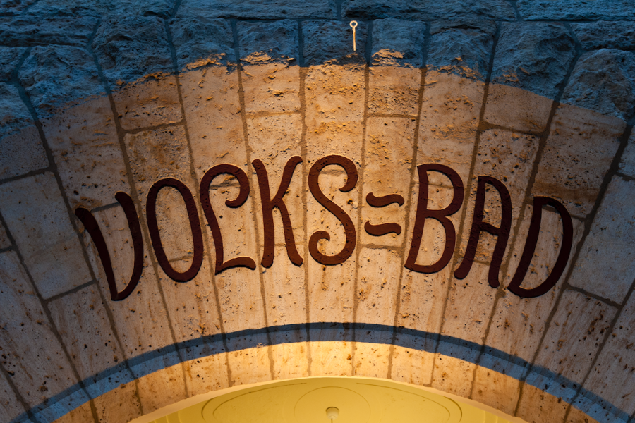 Ein erleuchtetes Portal mit der Aufschrift Volksbad