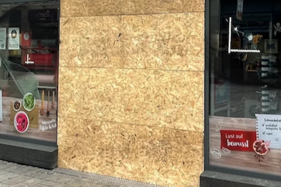 Ein mit Holz vernagelter Eingang eines Geschäftes