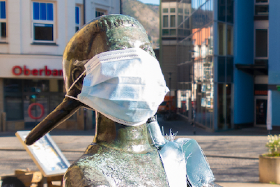 Eine Figur hat eine medizinische Maske auf