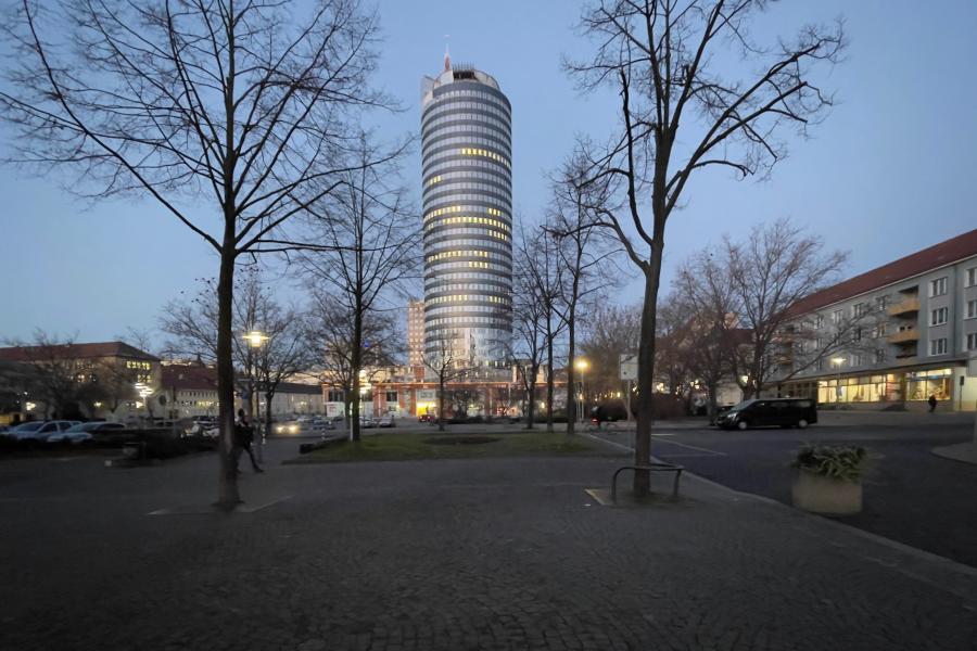 Ein moderner Turm auf einem Platz