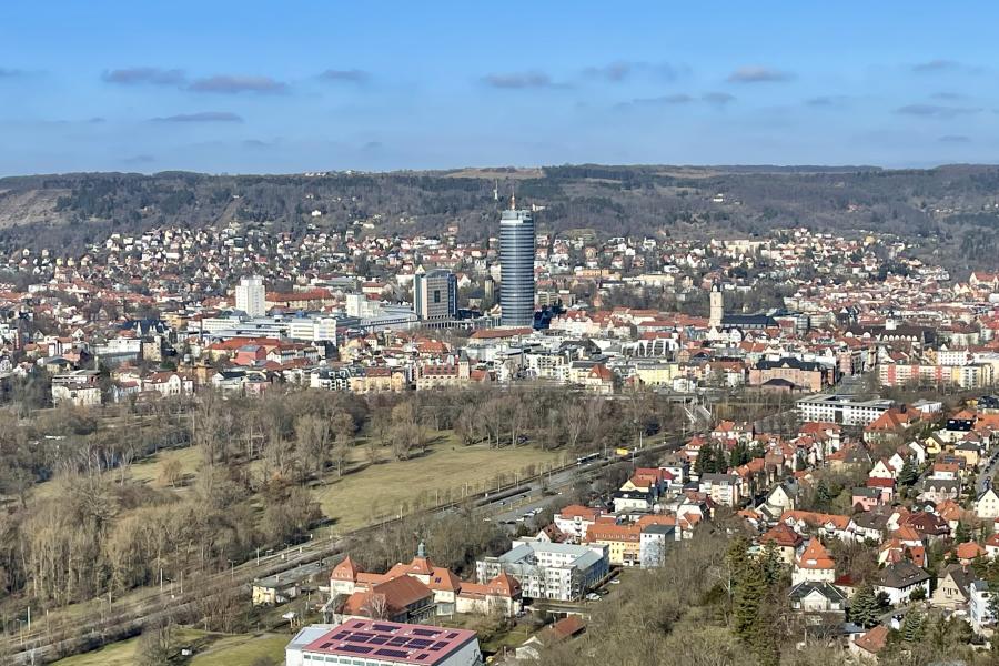 Eine Stadtansicht im Vorfrühling