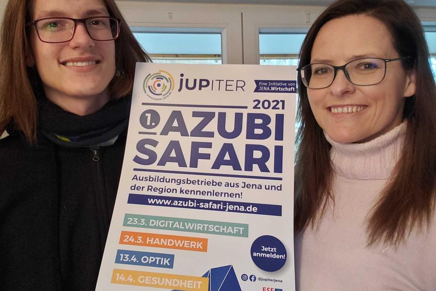 Zwei Personen halten ein Plakat mit der Aufschrift Azubi Safari in die Kamera