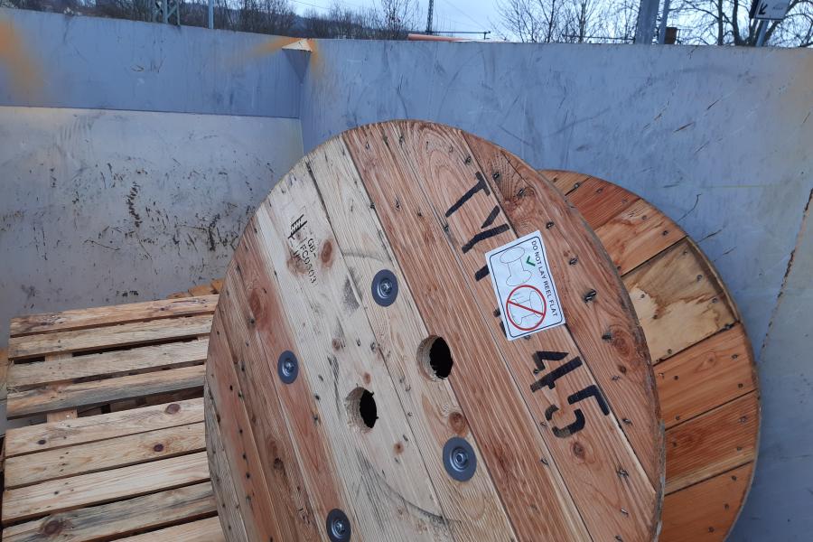 Eine Kabeltrommel aus Holz