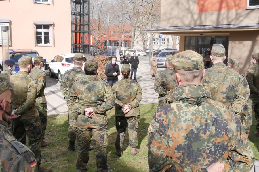 Bundeswehrsoldaten gruppieren sich um den Oberbürgermeister